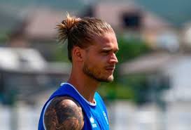L'uomo può tirare fuori qualsiasi cosa! Ecco Il Calciatore Piu Bello Dei Mondiali Meglio Di Beckham