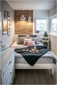 Pairing white accents and wood tones. 25 Ideen Fur Kleine Schlafzimmer Die Stilvoll Und Platzsparend Aussehen Aussehen Ideen Kle Small Apartment Bedrooms Small Bedroom Decor Small Guest Bedroom