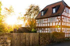 Seit nunmehr über 100 jahren baut unsere familie premium fachwerkhäuser in alter handwerkstradition. Fachwerkhaus Wohnen Inmitten Lebendiger Geschichte Blauarbeit