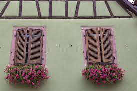 Duas Janelas Com Janelas Fechadas De Madeira Na Parede Antiga Foto de Stock  - Imagem de bloqueio, elemento: 164489276
