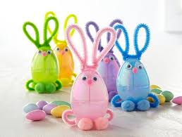 Er hält ein großes osterei. Basteln Mit Pfeifenreinigern Zu Ostern 20 Kreative Bastelideen Fur Kinder