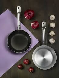 Tender Alu The Same Frying Pan Two Different Versions Pintinox Fryingpan Kitchen Tenderalu Aluminium Nonstick Cooking Radicchio Garlic Violet