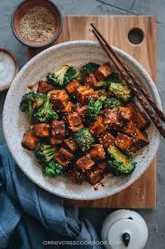 Imagine crunchy tofu and broccoli tossed in a five ingredient sauce that is sweet and spicy. Tofu And Broccoli Stir Fry Omnivore S Cookbook