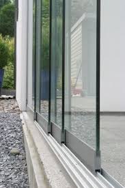 Die Ganzglas Schiebewand Basiert Auf Einem Ausserst Kompakten Und Leichten Aluminium Profilsystem Zur Aufnahme Gr Terrassen Schiebetur Baudesign Glasschiebetur