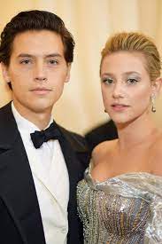 Cole sprouse spotted holding hands with model ari fournier in. Cole Sprouse Liebes Aus Mit Lili Reinhart Jetzt Aussert Er Sich Gala De