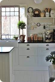 soligt lantkok sunny country kitchen country kitchen kitchen inspirations kitchen decor