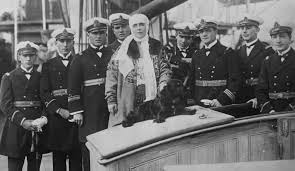 In timpul primului razboi mondial, a fost o prezenta activa pe front, incurajand ranitii si soldatii, care au sfarsit prin a o numi mama regina. Pro Tv Regina Maria In Linia Intai In Primul RÄƒzboi Mondial Motivul Pentru Care I S A Spus Mama RÄƒniÈ›ilor