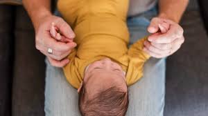 モロー反射はいつまで続く？赤ちゃんの発達と対処法を徹底解説 | たまごだるま TamagoDaruma