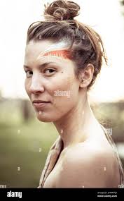 alternativa giovane donna forte con vernice tribale viso Foto stock