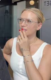 Good morning, beautiful! Believe in yourself today, and you can conquer  anything life throws your way.” Remember that you have the strength and  courage to achieve all your dreams.” Whatever today brings,