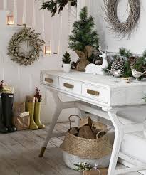 Hall home decor deck the halls front steps garage doors outdoor decor holiday deck home. Christmas Hallway Decorating Ideas To Impress Your Guests