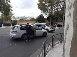 Ο πύργος του άιφελ (γαλλικά: Gallia Ekkenw8hke O Pyrgos Toy Aifel Apeilh Gia Bomba