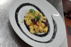 Primi di pesce sono tutti quei primi piatti di pasta, riso, gnocchi, zuppe… che sono realizzati o anche solo conditi, con ingredienti di mare, come: Cucina Tipica Veneta Al Lago Di Santa Croce Alpago Belluno Ristorante Pizzeria La Baita