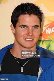 130 Steve Amell Stock Photos, High-Res Pictures, and Images