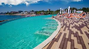 Construit in centrul statiunii, la 100 metri de plaja si in. Un Om De La Munte Ajuns La Mare Domnul Director Sorin Voicu De La Mera Onix Hotel Cap Aurora Reportaj De VacanÈÄ Foto Video