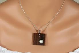 Pendentif Carre Bois Brun Et Perle Blanche Naturelle Bijoux Etsy Wooden Jewelry Jewelry Necklace