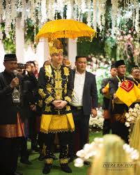 Pagi pagi yang dipandu oleh andre taulany dan hesti purwadinata. Filosofi Ulee Balang Pakaian Adat Serambi Mekkah