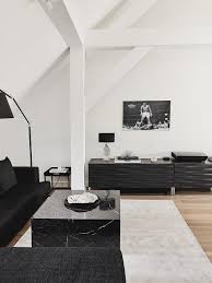 Dieses weiße wohnzimmermöbel modern minimalistisch praktisch hocker rollen wandtattoo bild hat 11 dominierte farben, zu denen gehören silver, sunny pavement, snowflake, uniform grey, tin. So Geht Es Ein Minimalistisches Wohnzimmer Westwing