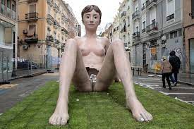 Destrozan la zona genital de la figura de una mujer desnuda en una falla de  Valencia 