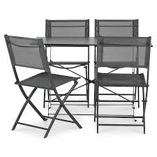 Les tables de jardin peuvent s'installer à même la pelouse ou sur une terrasse avec un revêtement de sol spécifique. Salon De Jardin Saba Table 4 Chaises Anthracite Castorama
