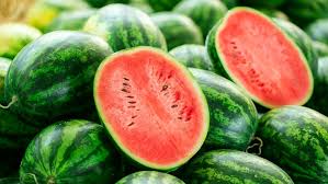 Arrange the watermelon, cucumber, and red onions on a large plate or platter. Anguria Proprieta E Benefici Del Frutto Dell Estate