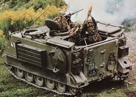 Pin Auf Die Schweiz Hat Keine Armee Sie Ist Eine Armee Kalter Krieg