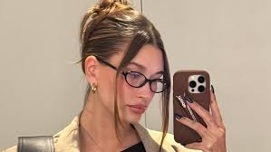 Le nouveau collier d'Hailey Bieber devient viral sur Internet