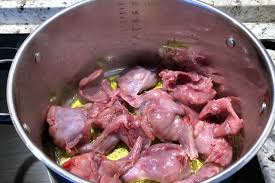 Esta carne es muy apreciada por su sabor y sus múltiples preparaciones, formando cuando queremos freír o sofreír el conejo no se necesitan más de cinco o diez minutos, siempre al gusto. Conejo De Campo A La Miel Destino Castilla Y Leon