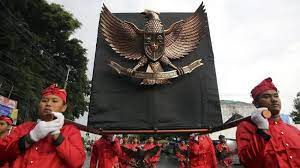 Masih dalam situasi pandemi, presiden joko widodo hadir sebagai inspektur upacara melalui video conference. Instruksi Kemendikbud Tak Ada Upacara Hari Lahir Pancasila