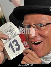 Staunend betrachtet hält Schornstein Kehrmaschine-Meister des Bezirks  Leipzig, Thomas Zeitler, das Kalender-Blatt zeigt Fiday