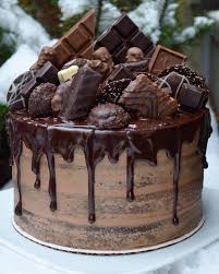 Gateau Au Chocolat Decore Avec Des Biscuits Au Chocolat Des Barres Et Des Bon Chocolate Drip Cake Chocolate Cake Decoration Chocolate Birthday Cake Decoration