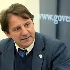 Oggi ho fatto i complimenti a Giorgia Meloni, perché è riuscita a far  alzare i poveri dal divano. Peccato però che adesso siano tutti in fila  alla Caritas! Sappiate che con lei