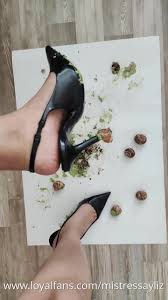 Amelia Snail Crush - commanding foot fetish action