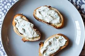 Herbed Ricotta And Anchovy Crostini Recette Idee Recette Alimentation Anchoiade