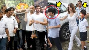 Hrithik roshan news, gossip, photos of hrithik roshan, biography, hrithik roshan girlfriend list 2016. Hrithik Roshan S Kids Hridhaan Hrehaan Get Emotional Cry Wid Family At Grandpa S Last Rites Youtube