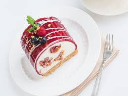 Buche De Noel Au Chocolat Blanc Et Fruits Rouges Sweet Recipes Food Desserts