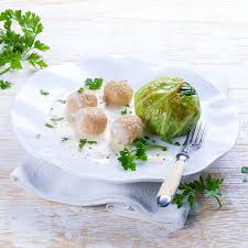 Quenelles De Poularde Low Carb Avec Boulettes De Chou De Milan Et Sauce Au Vin Blanc Recette Hagen Grote Gmbh En 2020 Chou De Milan Sauce Au Vin Quenelles