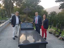 Med študijem je honorarno pomagal raztovarjati sladkor in premog ter. Centralna Ciro I Milan Bandic Na Groblju Bojna Facebook