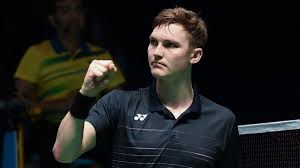 Maybe you would like to learn more about one of these? Lin Dan Traekker Sig Og Sender Axelsen Videre I Singapore Badminton Dr