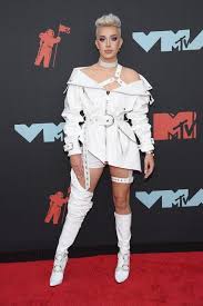 James Charles Shows Off His Bleached New Hair Look At 2019 Mtv Vmas Red Carpet Looks James Charles Fashion
