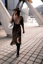 Edle handgefertigte kopfstücke, sporenriemen, showchaps und blankets in den unterschiedlichsten designs. Schwarze Stiefel Zum Rock So Style Ich Den Western Boots Trend Im Alltag Lifestyle Blog Aus Osterreich Modetrends Trends Lassige Buromode