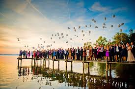 Tolle Idee Fur Die Gaste Kleine Zettelchen Mit Wunschen Furs Brautpaar Beschreiben An Luftballons Hangen Und Gemeinsam In Den Himmel Stei Luftballons Hochzeit Hochzeitsbilder Und Hochzeitsmotive