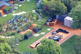 Jennifer Aniston And Justin Theroux Head Off For Honeymoon Jennifer Aniston Jennifer Aniston House Jennifer