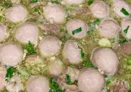 Bakso yang diolesi bumbu khusus dan dibakar langsung (tanpa arang) dan disediakan bersama potongan ketupat dan kuah kaldu yang hangat dan bumbu kacang. Resep Kuah Bakso Baso Super Gurih Sedap Oleh Dapurmama3kia Cookpad