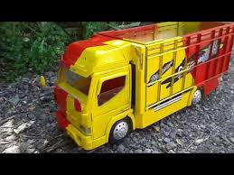 Bapak satu anak ini memiliki koleksi lima miniatur truk. Miniatur Truk Canter Sederhana By Ayesha Pottery