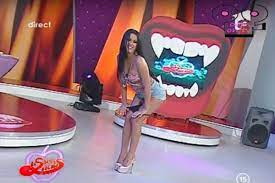 Presentadora se quita el calzon en vivo