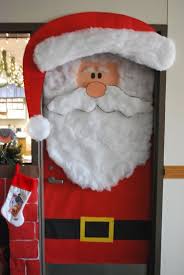 20 Modeles De Decorations De Noel Pour Les Portes Decoration Noel Porte Noel Noel Maternelle