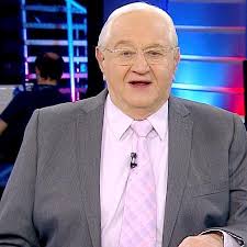 Do camarim até o estúdio 4, onde é gravado o pânico, a todo momento, algum funcionário da emissora se aproxima e diz boa noite, boa noite, imitando o imitador. Boris Casoy