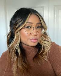 _leanneandrea glows in our Adler frame in Gold 💫✨