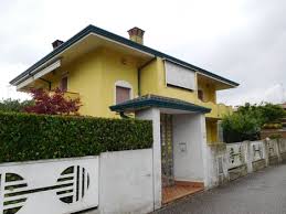 Per quanto riguarda la città e la provincia di udine, per comprare casa all'asta ci si può rivolgere a l'istituto vendite giudiziarie di udine con sede in via liguria, 96. Abitazione Di Tipo Civile Latisana 150 000 500 000 Euro Enti E Tribunali
